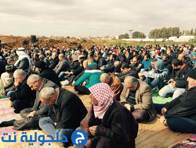 المئات في صلاة الجمعة مكان بيت ابراهيم الزبارقة المهدوم 